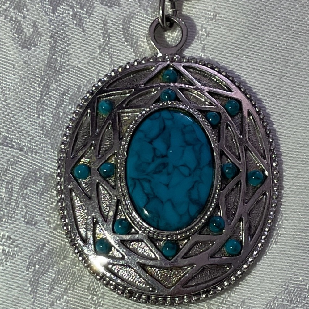 Vintage Silver Tone and Faux Turquoise Stone Pendant Necklace. - Picture 3 of 6